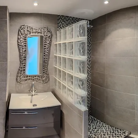 For 8 Guests In Center